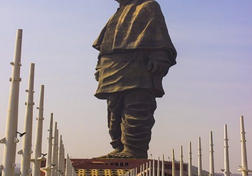بزرگترین مجسمه های جهان pdf -مجسمه اتحاد با 182 متر ارتفاع در اواسط اکتبر 28 توسط لارسن اند توبرو ساخته شده و افتتاح شد